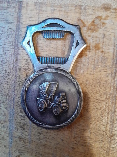 Ancien décapsuleur métal