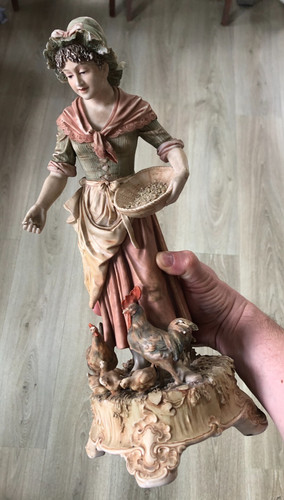 Belle sculpture femme poules - belle,