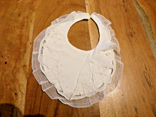 Linge ancien Bavoir en  coton blanc brodé  avec dentelle tulle