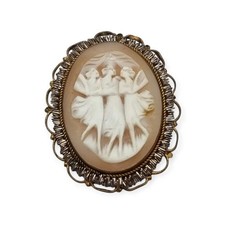 Ancienne broche camée cuve sculptée Trois Grâces monture dorée vers 1960.