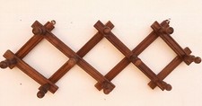 Ancien Porte-manteaux  en bois, pliable, forme accordéon. 10 patères