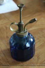 ancien vaporisateur brumisateur en verre bleu