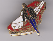 Pin’s Musique Chanteur Johnny Hallyday Devant Voiture Cadillac