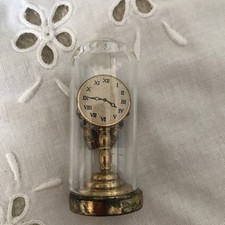 Maison De Poupée; HORLOGE PENDULE en BRONZE sous GLOBE en VERRE