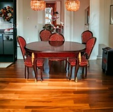 Une salle à manger Louis XV en bois de hêtre rouge et marron, ornée de bronze