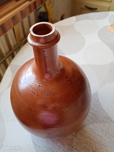 Une carafe terre cuite - carafe,