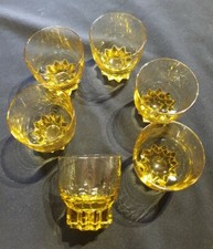 6 VERRES MOYENS ANCIENS VINTAGE COULEUR JAUNE PIED EN ETOILE HAUTEUR 7 CM 