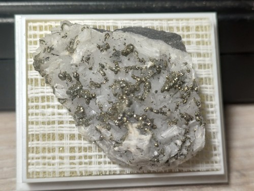 Pyrite dodécaèdre sur - pyrite,