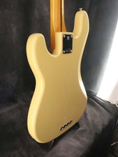 Guitare basse électrique