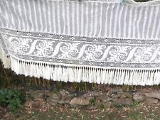 Cantonnière ou Rideaux anciens. Vers 1900.