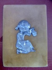 ANCIEN CADRE UNE FILLETTE EN ETAIN RAFFINE DE FLORENTINA 1970 cisele main