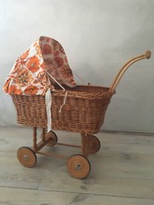 Ancien landau de poupée en rotin - Années 70 - Tissu d'origine vintage