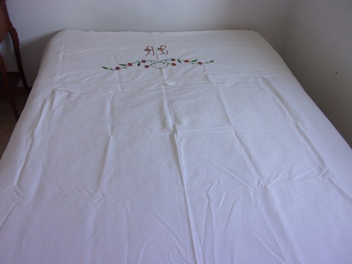 Ancien drap plat blanc brodé
