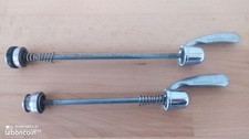 Paire d'axes de roues à