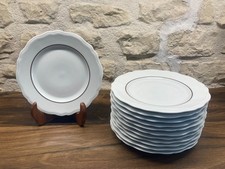 Service de 12 assiettes en porcelaine blanche – Louroux France – Création Ph. De