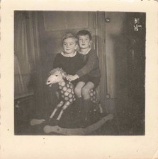 ANCIENNE PETITE PHOTOGRAPHIE DUO GARCONNETS SUR LEUR CHEVAL A BASCULE