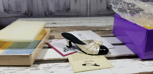 Just the right shoe - just, raine