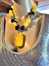 Collier de créateur Ambre jaune, noire superbe neuf 51 cm pendentif bijou femme