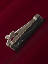 Petite pince à cravate