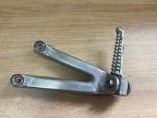 UNE PLATINE ARRIERE CALE PIED GAUCHE MOTO YAMAHA YZF 1000 R1 1998 1999