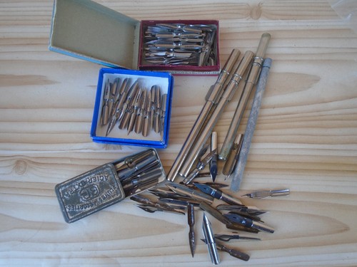 Lot boite plumes porte - plumes,