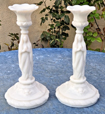 Belle paire de bougeoirs anciens en opaline blanche PORTIEUX Religieux / Vierge