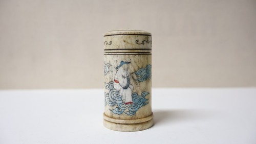 Très belle petite boîte - très,