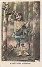 CP ENFANT SOURIANT DEBOUT SUR BALANCOIRE