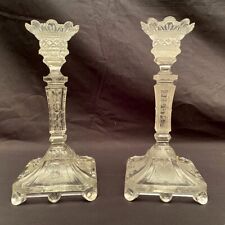 Fausse paire de bougeoirs en verre moulé et pressé