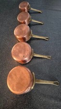 SERIE DE 5 CASSEROLES EN CUIVRE ROUGE AVEC QUEUE LAITON JAUNE DIAM 6 A 10 CM
