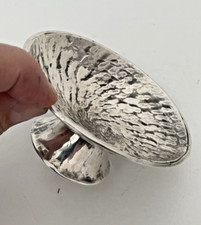 Petite coupe sur pied présentoir  en argent massif .