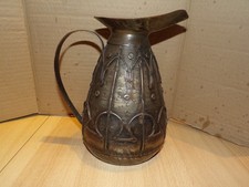 pichet en taule métal ancien Arts & Crafts Alpha et Omega Brutaliste