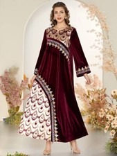 robe en velours rouge bordeaux et wax sur les bordures avec motifs en broderie