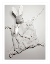 Doudou Plat Lapin Blanc Gris