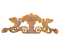 fronton en fonte avec un panier de fruits et des oiseaux