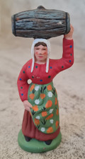 santon femme portant barrique, tonneau signé Escoffier (8,5cm)