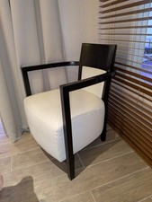 Fauteuil en simili cuir crème et bois foncé