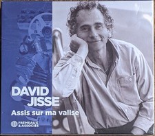 Assis sur valise david - assis,
