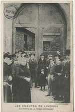 CARTE POSTALE LES EMEUTES DE LIMOGES 1905 LA PORTE DE LA PRISON DEFONCEE