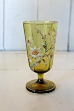 Joli ancien grand verre à pied, émaillé de fleur