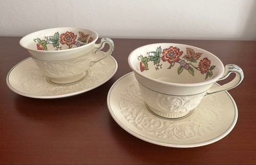 Ensemble soucoupes à - de, 2