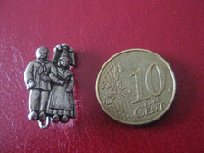 BROCHE BADGE  " COUPLE ALSACIEN "  REGION  COSTUME