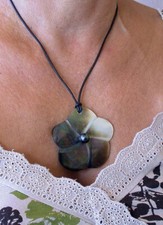 Collier pendentif nacre et