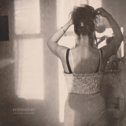 Jeune femme fixant - , cheveux