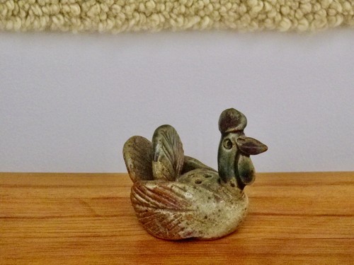 Poule pique fleurs grès la - poule,