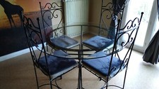 table ronde en verre et fer forge et ses 4 chaises en fer forge