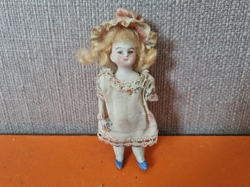 Tres jolie ancienne - et, poupee
