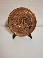 ASSIETTE DÉCORATIVE EN CUIVRE DÉCORATION MURALE MOTIF ANCIENNE VOITURE LE MANS 