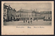 CPA Metz, Place du Théâtre avec bâtiments historiques et passants 