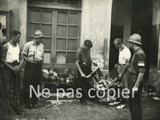 LIBERATION de PARIS 1944 drapeau nazi capturé par des FFI photo 18 x 24 cm WWII